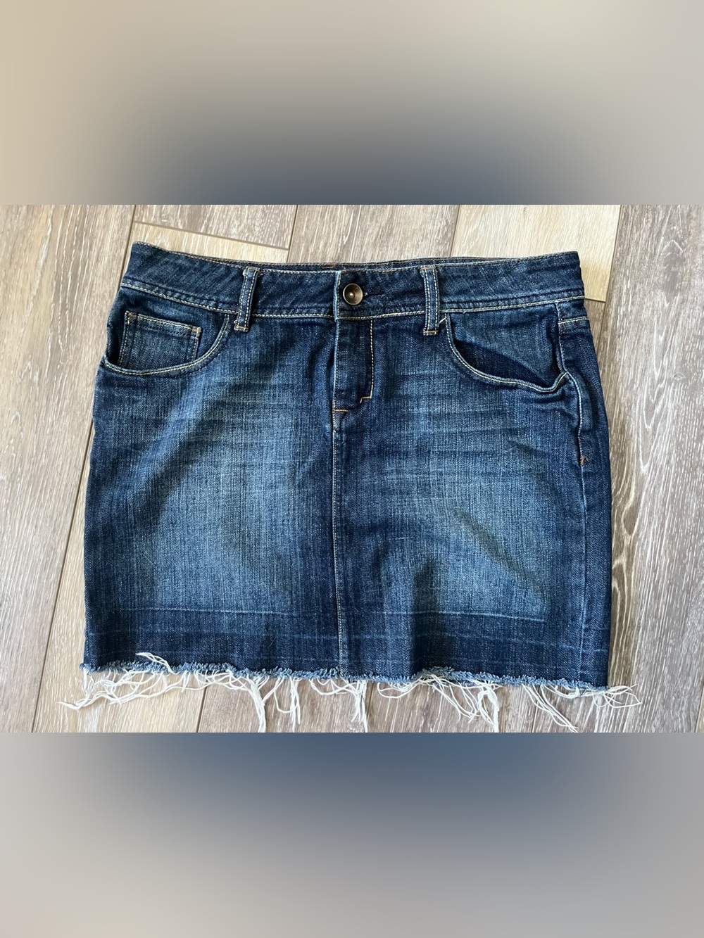 Like New Apt. 9 denim mini skirt featuring a distressed, raw hem. Size 6